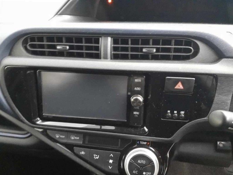  30196  TOYOTA AQUA  2017  