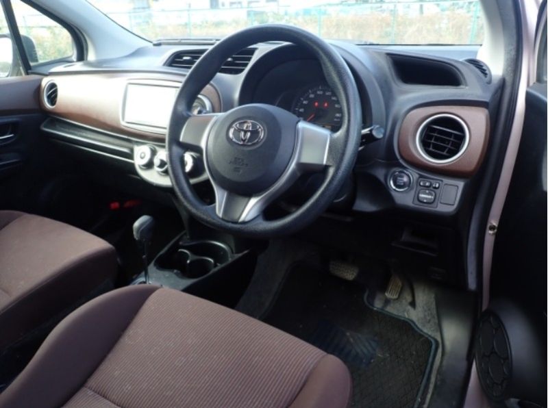  30267  TOYOTA VITZ  2011  