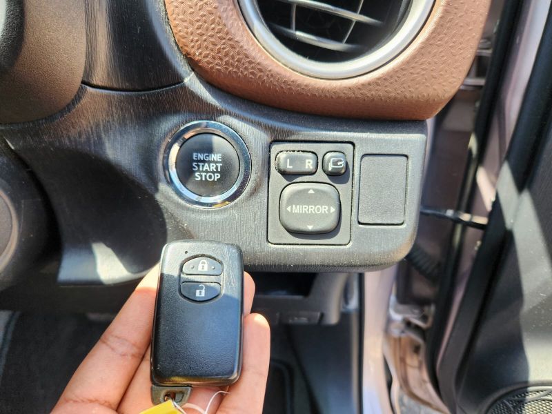  30267  TOYOTA VITZ  2011  