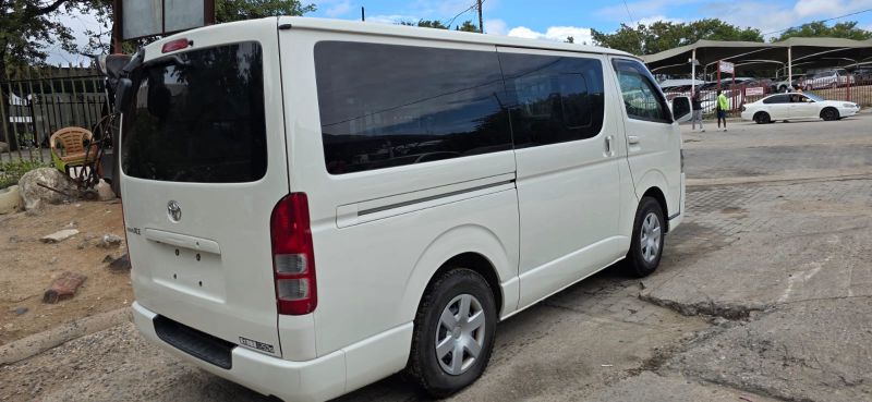  30300  TOYOTA HIACE  2016  