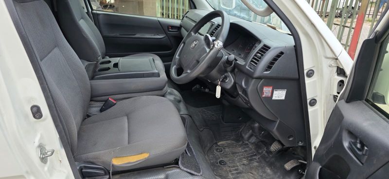  30300  TOYOTA HIACE  2016  