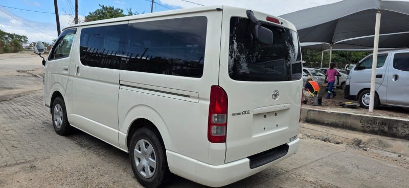  30300  TOYOTA HIACE  2016  