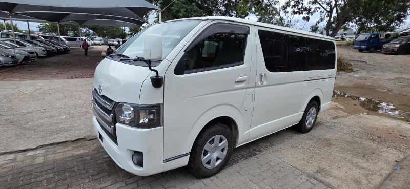  30300  TOYOTA HIACE  2016 