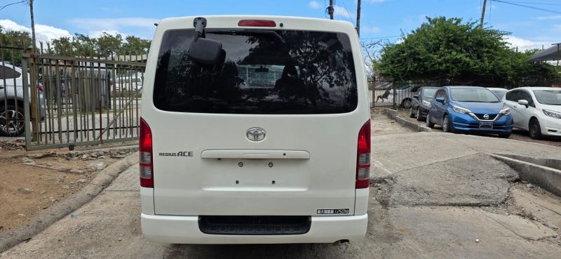  30300  TOYOTA HIACE  2016  