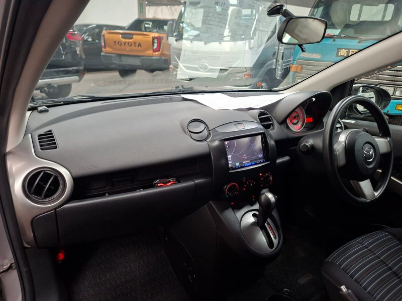  30328  MAZDA DEMIO  2010  