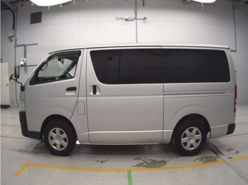  30333  TOYOTA REGIUS  2017  