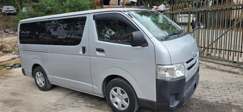  30333  TOYOTA REGIUS  2017  