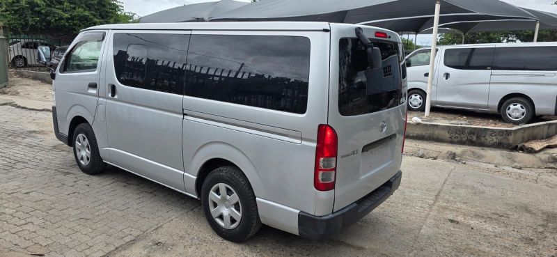  30333  TOYOTA REGIUS  2017  