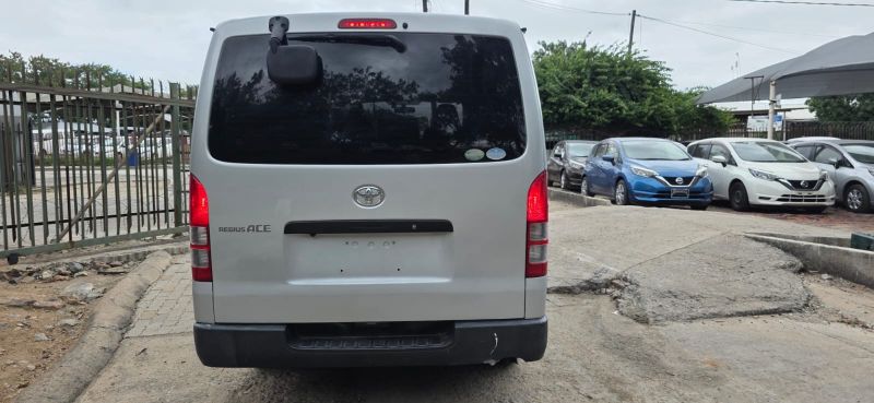  30333  TOYOTA REGIUS  2017  