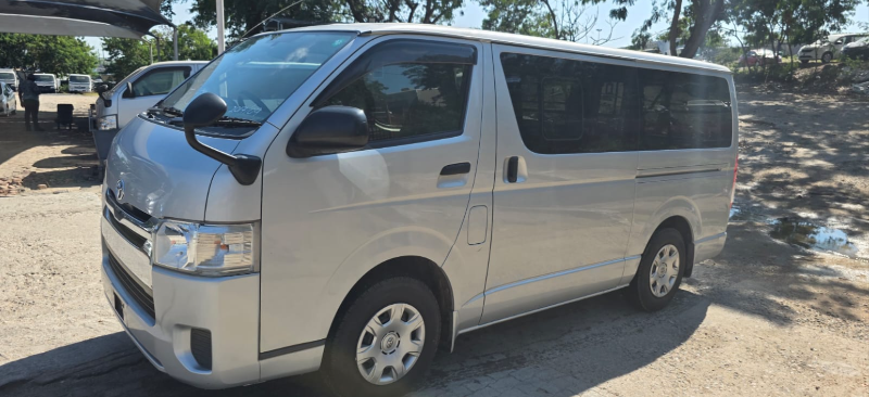  30417  TOYOTA HIACE  2017  