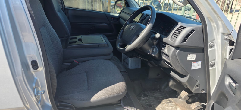  30417  TOYOTA HIACE  2017  