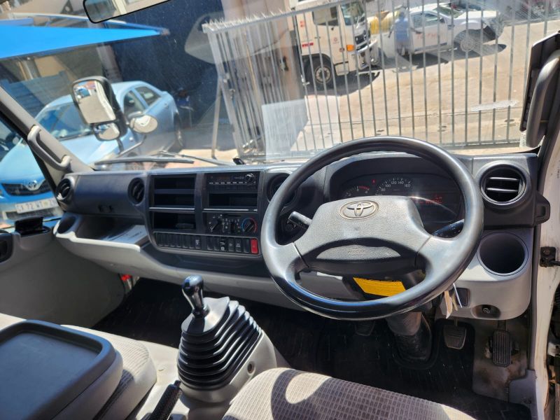  30437  TOYOTA DYNA  2014  