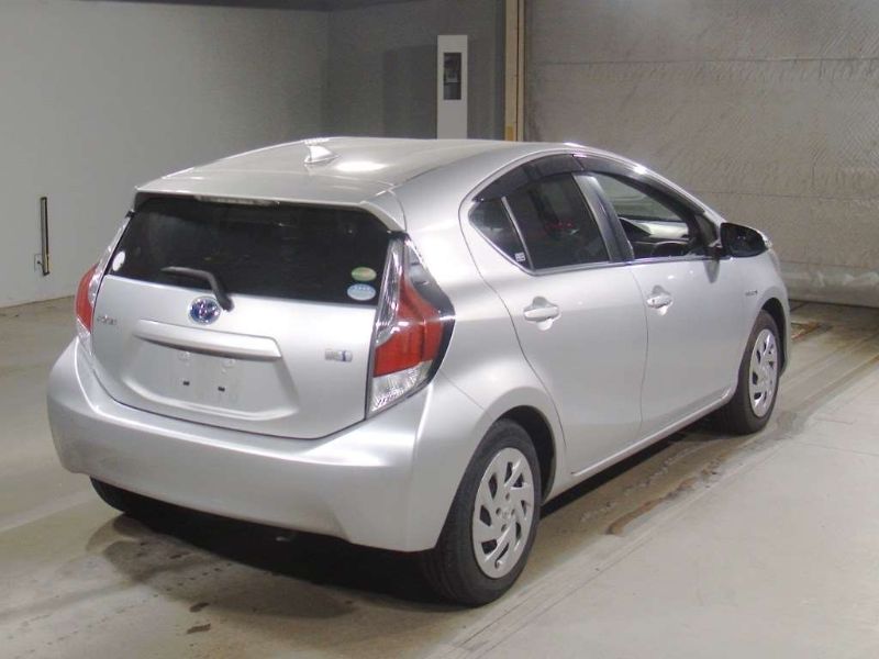  30490  TOYOTA AQUA  2017  