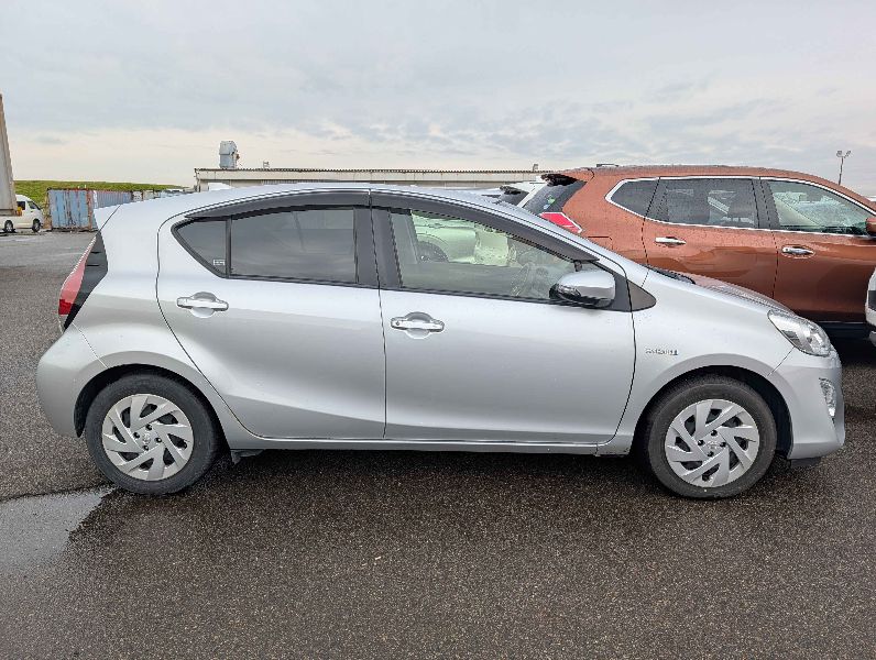  30490  TOYOTA AQUA  2017  