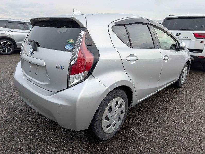  30490  TOYOTA AQUA  2017  