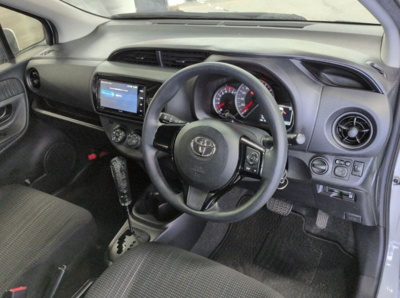  30501  TOYOTA VITZ  2017  