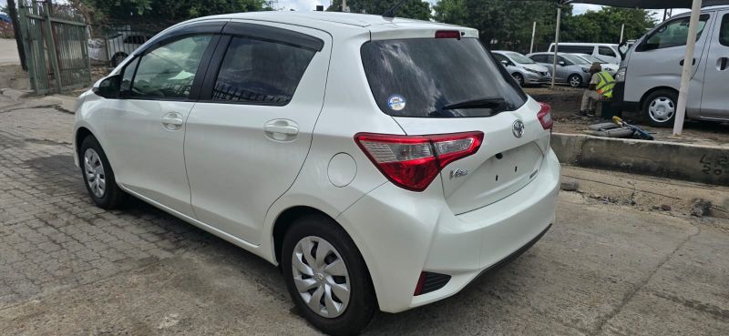  30501  TOYOTA VITZ  2017  