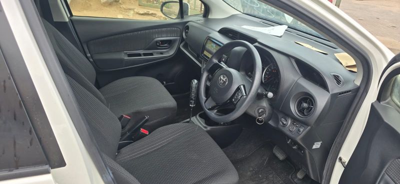  30501  TOYOTA VITZ  2017  