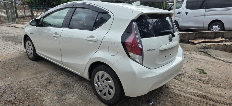  30510  TOYOTA AQUA  2017  