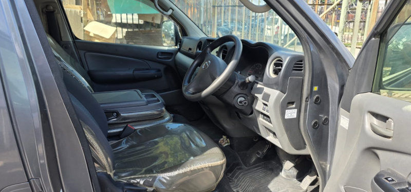  30533  NISSAN CARAVAN  2017  