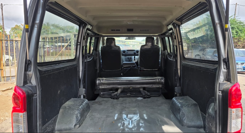  30533  NISSAN CARAVAN  2017  