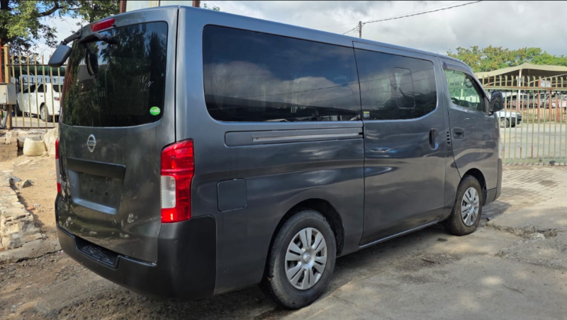  30533  NISSAN CARAVAN  2017  