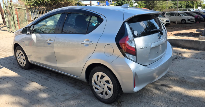  30557  TOYOTA AQUA  2017  