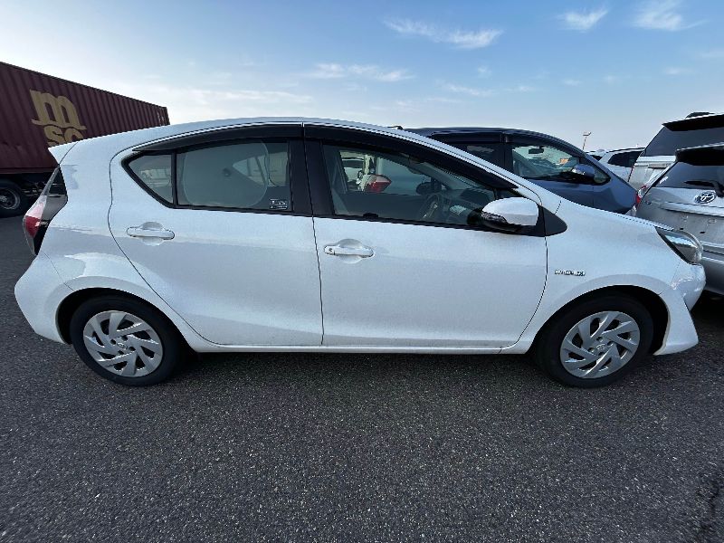  30558  TOYOTA AQUA  2018  