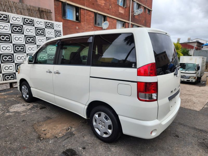  30561  TOYOTA NOAH  2006  