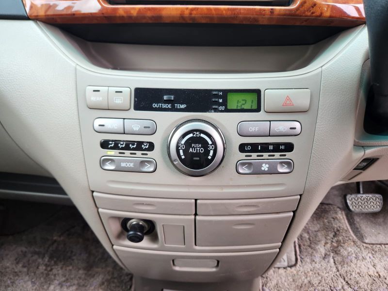  30561  TOYOTA NOAH  2006  