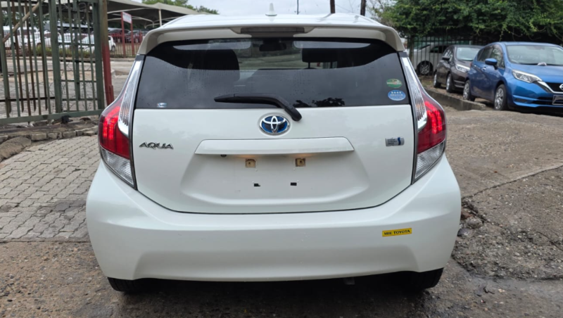  30564  TOYOTA AQUA  2017  