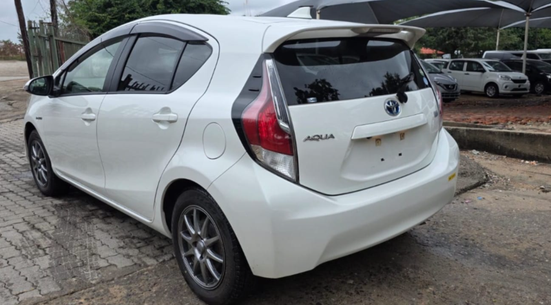  30564  TOYOTA AQUA  2017  