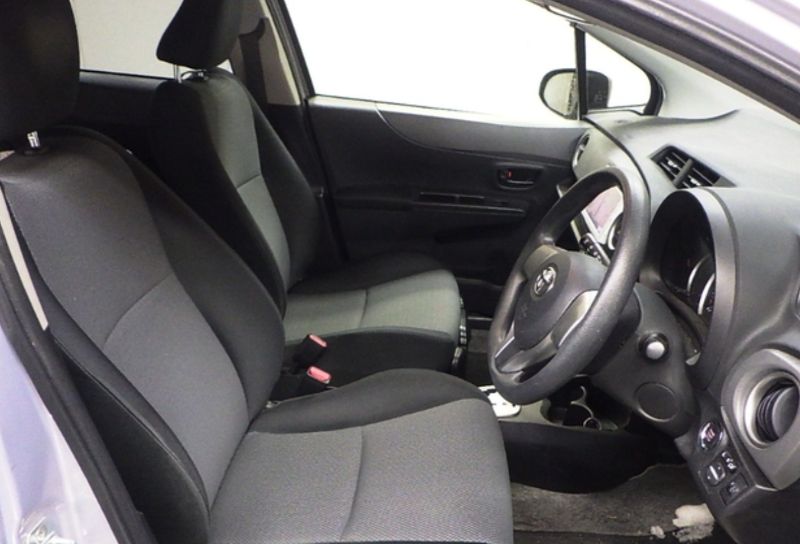  30587  TOYOTA VITZ  2013  