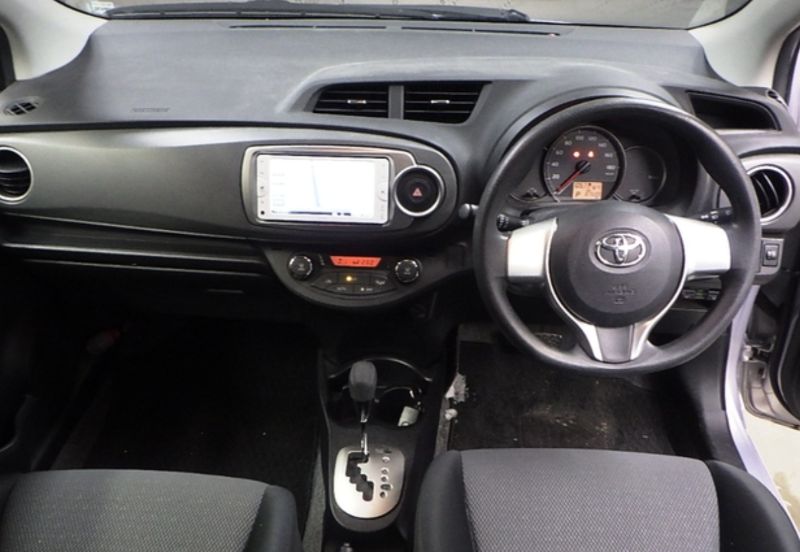  30587  TOYOTA VITZ  2013  