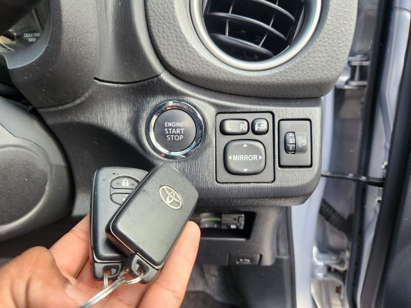  30587  TOYOTA VITZ  2013  