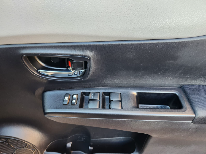  30588  TOYOTA VITZ  2012  