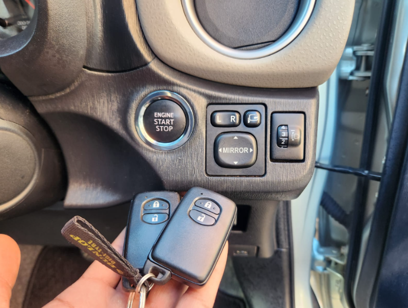  30588  TOYOTA VITZ  2012  