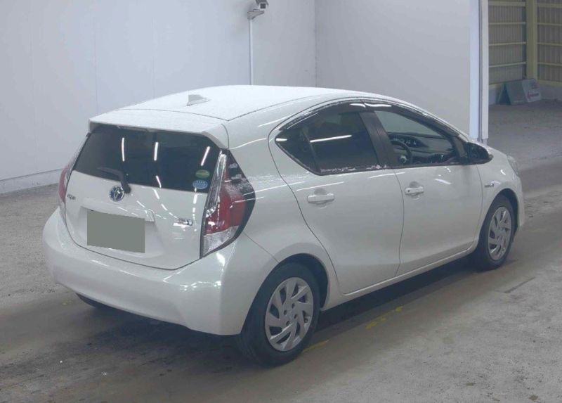  30640  TOYOTA AQUA  2017  