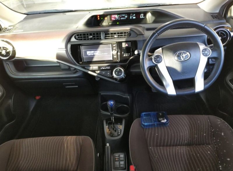  30640  TOYOTA AQUA  2017  