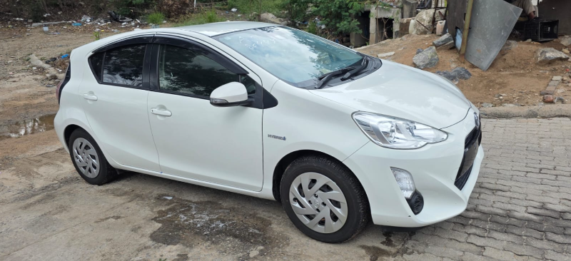  30640  TOYOTA AQUA  2017  