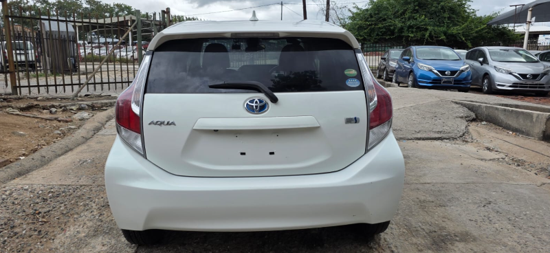  30640  TOYOTA AQUA  2017  