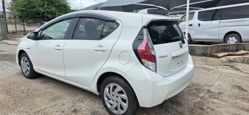  30640  TOYOTA AQUA  2017  