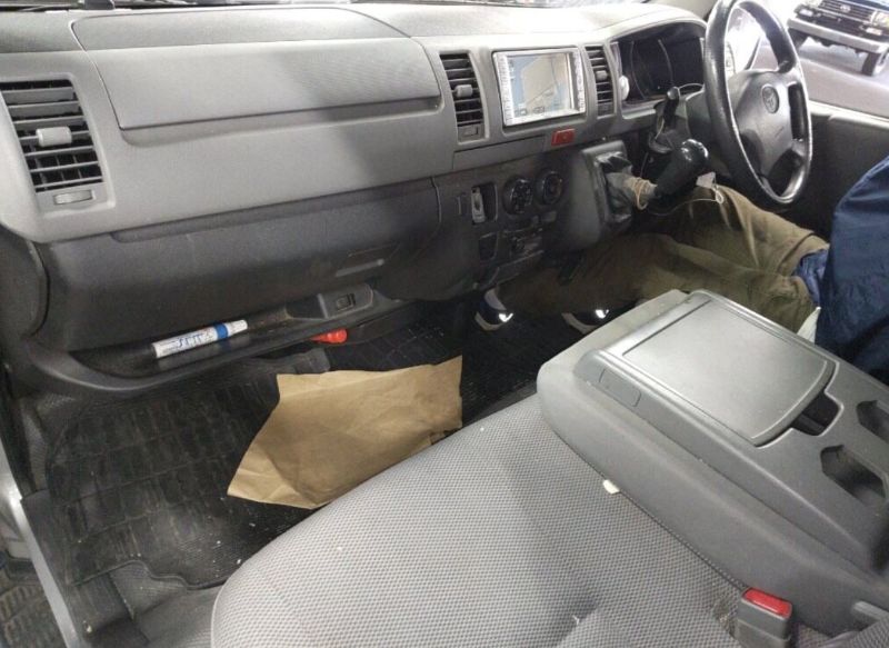  30650  TOYOTA HIACE  2005  