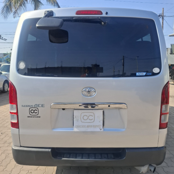  30708  TOYOTA HIACE REGIUS  2005  