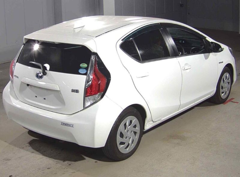  30758  TOYOTA AQUA  2016  
