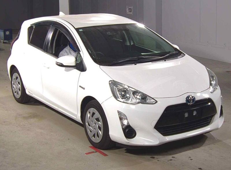  30758  TOYOTA AQUA  2016 