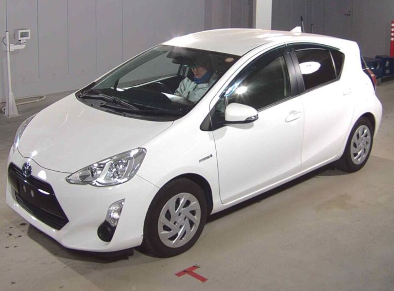  30758  TOYOTA AQUA  2016  