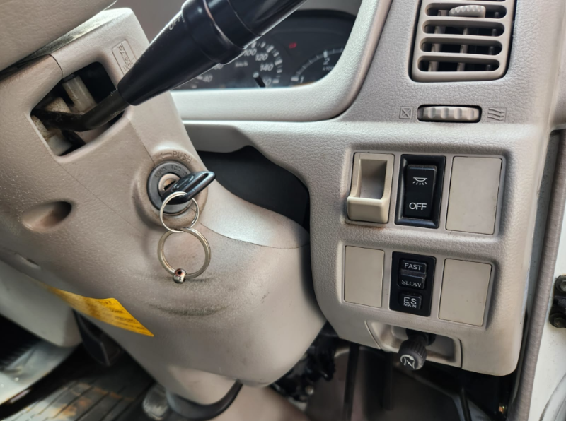  30809  HINO DUTRO  2005  