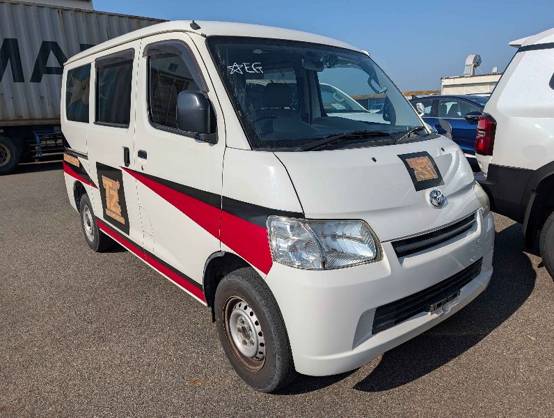  30333 TOYOTA REGIUS  2017  