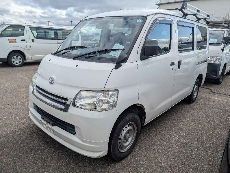  30333 TOYOTA REGIUS  2017  